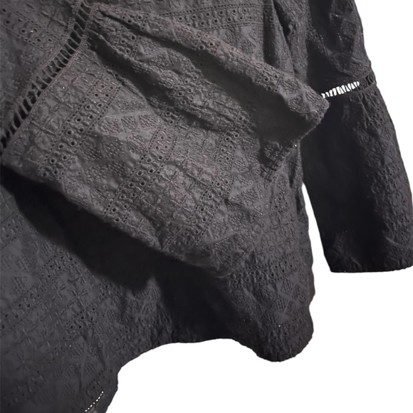 Gap Women’s Black Textured Eyelet Top with Bell Sleeves Sz-M - Picture 3 of 6